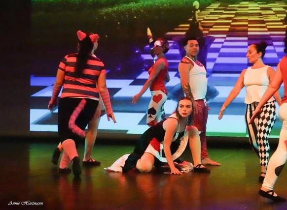 Spectacle KDC sur le thème Alice